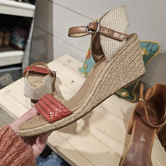 Lucky Brand Women's Wedge Sandals - Picture 9 of 10
